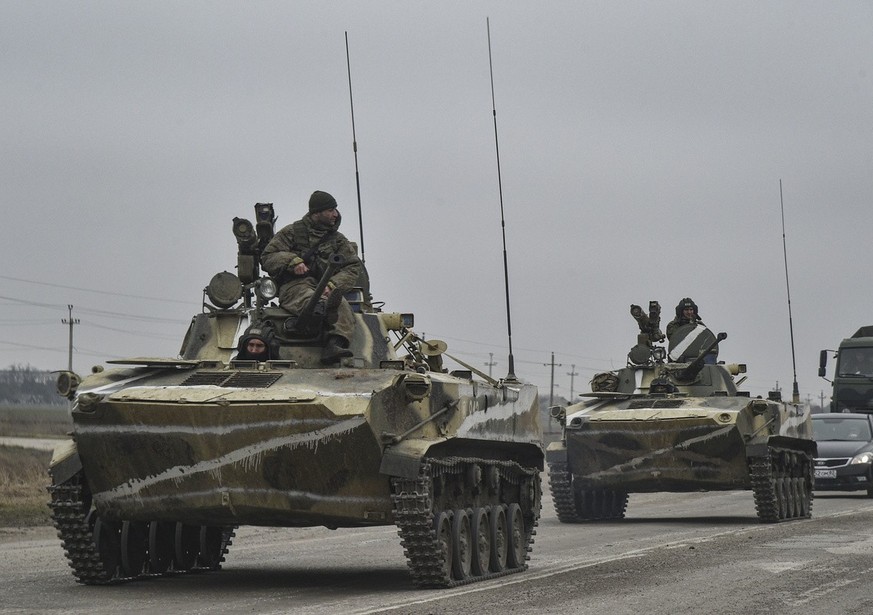 Des troupes russes entrent en Ukraine depuis la Crimée, un jour après le début de l&#039;invasion.