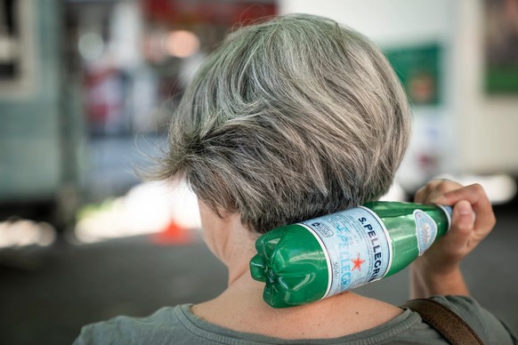 En Suisse, on se sert d'une bouteille pour se rafraîchir. Les Américains préfèrent la climatisation.