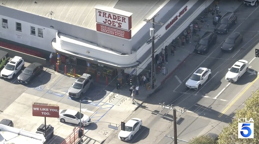 Une file d'attente devant le Trader Joe’s de Silver Lake, à Los Angeles.