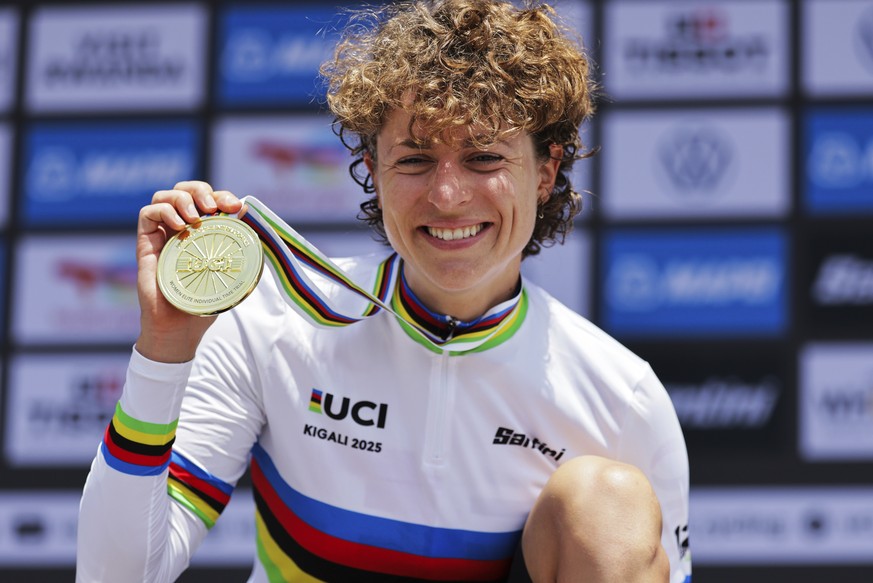 Switzerland&#039;s Marlen Reusser shows her gold medal of the women&#039;s elite individual time trial event, at the road cycling World Championships in Kigali, Rwanda, Sunday, Sept. 21, 2025. (Alex W ...