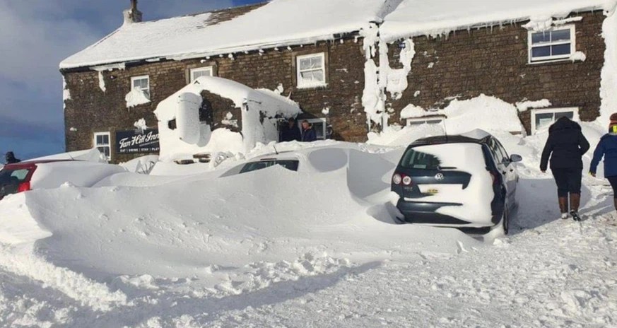 Ils vivent dans un bar depuis quatre jours à cause de la tempête Arwen et les chutes de neige