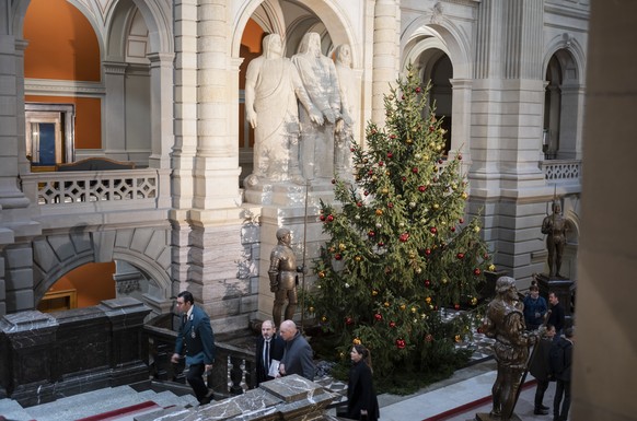 Der traditionelle Weihnachtsbaum in der Engangshalle des Bundeshauses, am Fuss der Skulptur der Drei Eidgenossen, findet dieses Jahr aufgrund der Energiekrise ohne elektrische Leuchtkerzen statt, am e ...