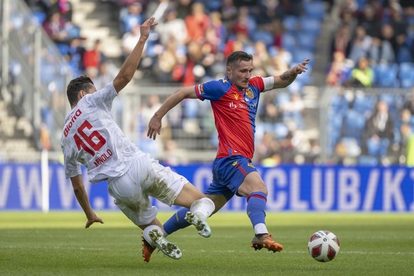 Winterthurs Remo Arnold, links, im Kampf um den Ball gegen Basels Taulant Xhaka, rechts, im Fussball Meisterschaftsspiel der Super League zwischen dem FC Basel 1893 und dem FC Winterthur im Stadion St ...