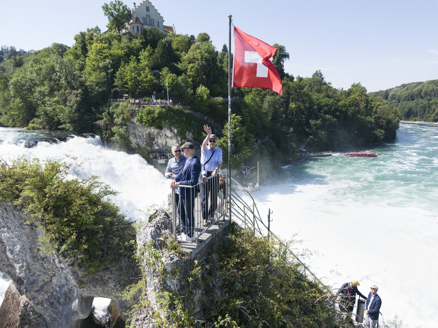 Bundespraesident Ignazio Cassis, Bundesrat Alain Berset und Bundesrat Guy Parmelin fotografiert auf einem Felsen in der Mitte des Rheinfalls, am Donnerstag, 30. Juni 2022, in Neuhausen am Rheinfall. A ...