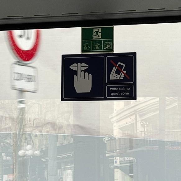 Les autocollants qui indiquent les zones silence dans les bus lausannois.