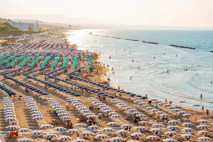 Une mer de parasols au bord de l'Adriatique, près de Termoli, en Italie. C'est justement lorsque le soleil est bas que la chaleur est souvent plus intense sous les parasols.