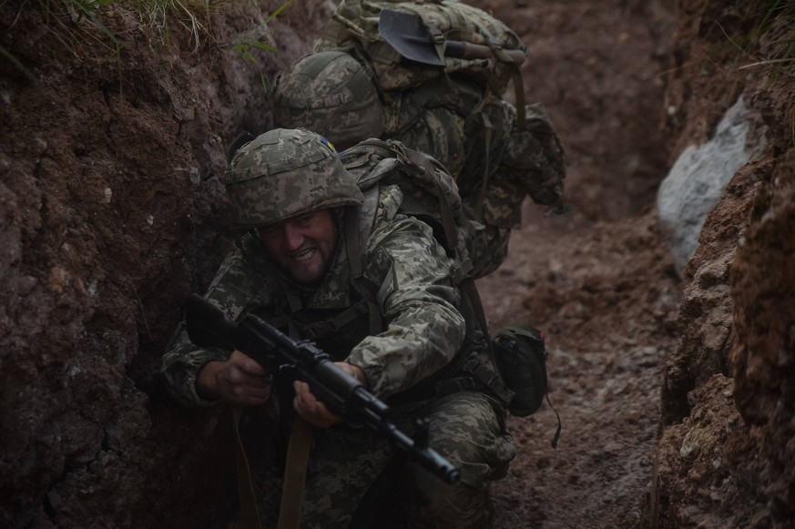 May 16, 2024, Kyiv, Donetsk Oblast, Ukraine: Soldiers with thee 22nd brigade train for infantry missions, trench cleaning and emergency medicine. Kyiv Ukraine - ZUMAk176 20240516_zip_k176_002 Copyrigh ...