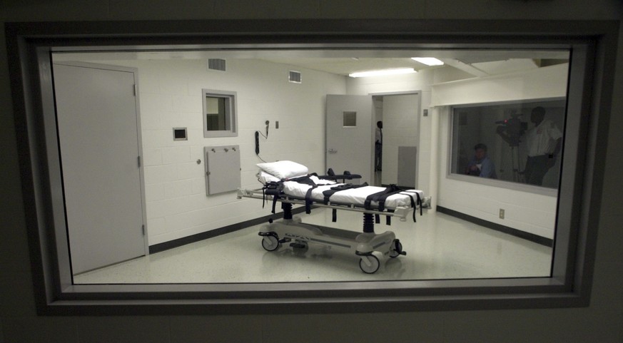 FILE - Alabama&#039;s lethal injection chamber at Holman Correctional Facility in Atmore, Ala., is pictured in this Oct. 7, 2002 file photo. Kenneth Smith, 58, is scheduled to be executed Jan. 25, 202 ...