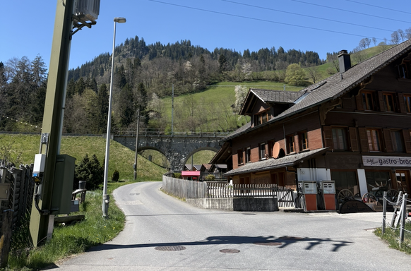 Une fois qu'on a tourné à droite (en venant de Boltigen), on découvre une petite route qui passe sous la voie de chemin de fer: c'est le début de l'ascension du col.