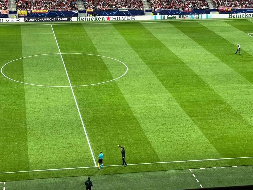 Diego Simeone a laissé loin derrière lui sa zone technique. Il met même un pied sur le terrain.