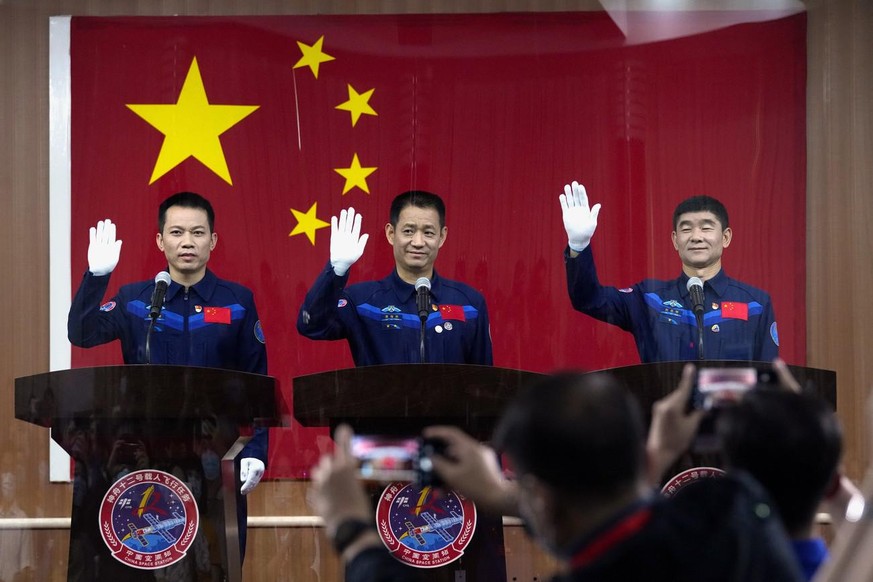 Chine China espace station spatiale fusée départ décollage hommes gants pupitres drapeau