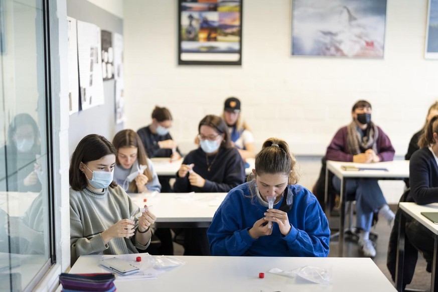 Waehrend eines Corona PCR-Speichelpooltests in der Klasse 6D an der Kantonsschule Wiedikon nehmen Schuelerinnen und Schueler eine salzige Fluessigkeit fuer eine Minute in den Mund um Speichel zu samme ...