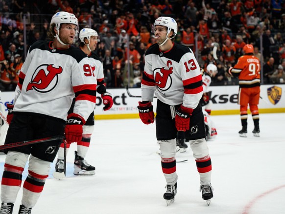 Nico Hischier (13) ont subi la loi des Ducks dimanche