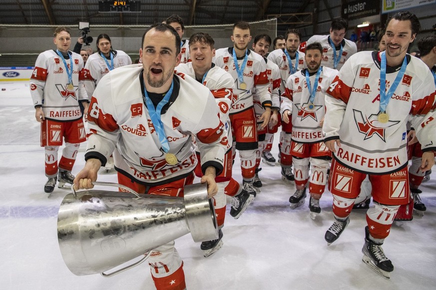 Die Spieler von Martigny feiern den Cupsieg nach dem Herren Eishockey National Cup Final zwischen dem HCV Martigny und EHC Arosa am Sonntag, 5. Februar 2023 in Luzern. (KEYSTONE/Urs Flueeler).