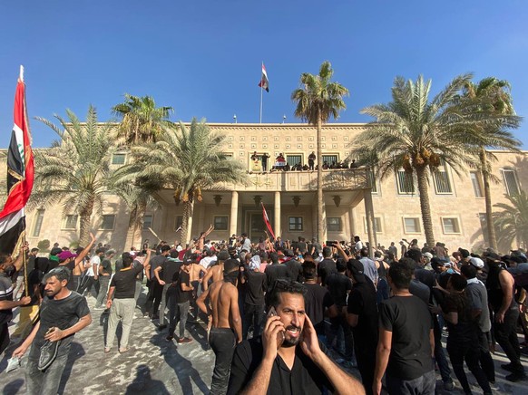 epaselect epa10145445 Supporters of Iraqi Shiite cleric Muqtada al-Sadr, head of the Sadrist movement, storm the Republican Palace that houses the office of the prime minister, in Baghdad, Iraq, 29 Au ...