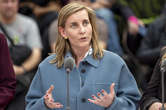 La candidate Le Centre au Conseil administratif de la ville de Geneve Marie Barbey-Chappuis s'exprime sur le plateau de la television Leman Bleu a Uni Mail, lieu de depouillement centralise des b ...
