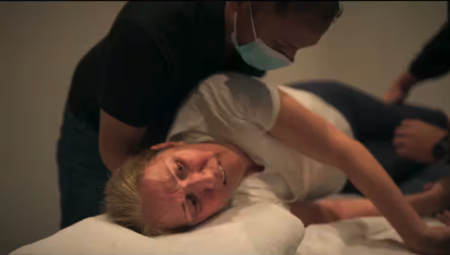Le documentaire montre, sans concessions, la violence du syndrome de la personne raide (SPR).