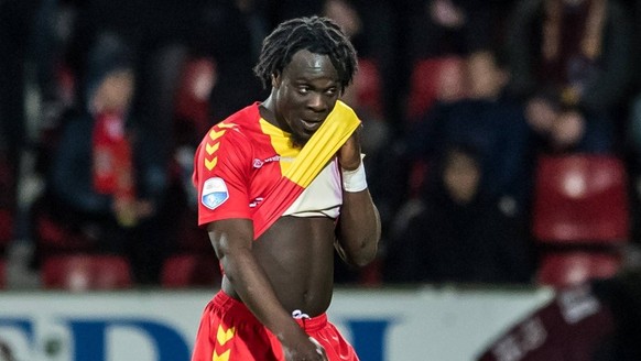 DEVENTER, De Adelaarshorst, 22-04-2017, Voetbal, Eredivisie, Seizoen 2016 / 2017, Go Ahead Eagles - FC Groningen. Teleurstelling bij GA Eagles speler Elvis Manu aan het einde van de 1e helft. Go Ahead ...