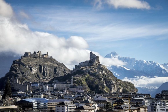 Le chateau de Tourbillon et Valere, la ville de Sion et les alpes valaisannes ce vendredi 10 mars 2017. Le conseil executif de Swiss Olympic a donne son aval a la candidature de Sion pour l&#039;organ ...