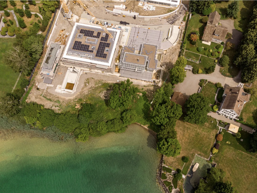 La rive du lac est encore un sujet politique. Il n'y a pas encore de construction. Mais on reconnaît déjà bien la piscine près de la rive.