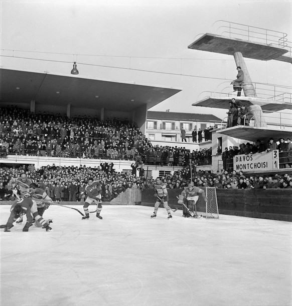 Spielszene beim Nationalliga A Meisterschaftsspiel zwischen dem EHC Montchoisi Lausanne, dunkles Dress, und dem HC Davos, aufgenommen 15. Februar 1942 in Lausanne. Montchoisi verliert das Spiel mit 3: ...