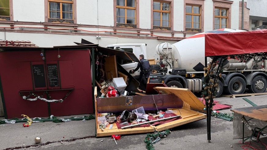 Un camion détruit des stands du marché de Noël à Bâle le 10 décembre.