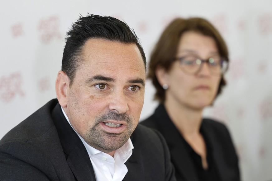 Patrick Bruggmann, Technischer Direktor SFV, spricht neben Tatjana Haenni, Direktorin Frauenfussball, waehrend einer Medienkonferenz des Schweizerischen Fussballverbands SFV zur Strategie 2021-2025, a ...