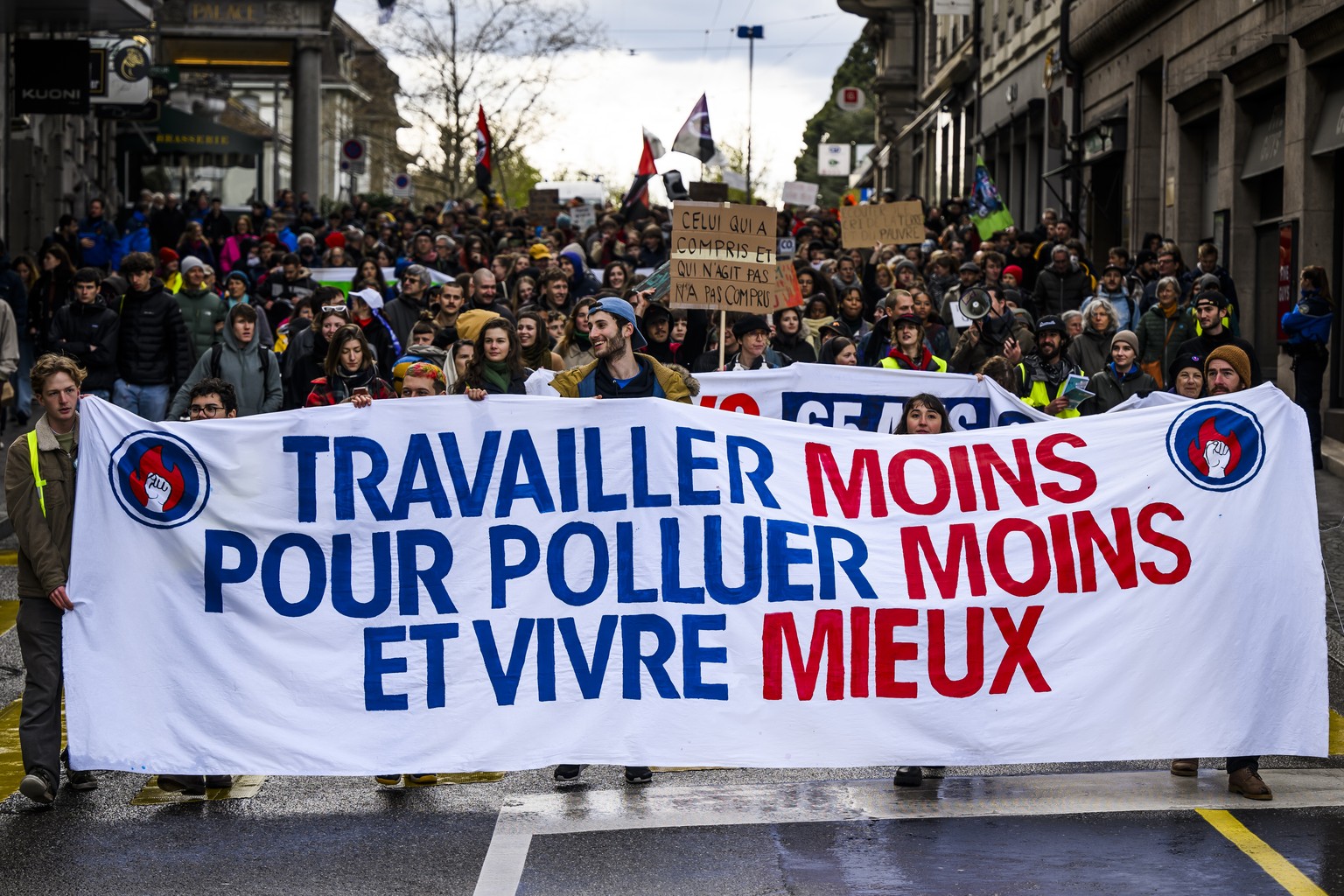 Des personnes manifestent pour reclamer une reduction du temps de travail, lors de la journee d&#039;action nationale de la Greve pour l&#039;Avenir le samedi 9 avril 2022 a Lausanne. La Greve pour l& ...