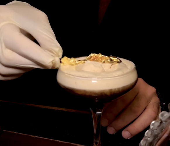 Le cocktail est surmonté de shlag — abréviation allemande pour crème fouettée — recouverte de feuilles d'or comestibles.