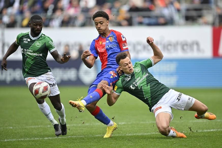 St. Gallens Emmanuel Latte Lath, Basels Marvin Akahomen und St. Gallens Julian von Moos, von links, im Fussball Super League Spiel zwischen dem FC St. Gallen und dem FC Basel, am Sonntag, 14. Maio 202 ...