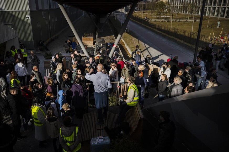 Fluechtlinge aus der Ukraine stehen in der Warteschlange und warten auf die Registrierung.vor dem Bundesasylzentrum Zuerich, am Sonntag, 13. Maerz 2022 in Zuerich. (KEYSTONE/Michael Buholzer)