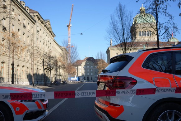 Im Zusammenhang mit dem Grosseinsatz der Polizei beim Bundeshaus in Bern sind am Dienstag, 14. Februar 2023 mehrere Gebaeude evakuiert und der Bundesplatz sowie einige Strassen um den Bundesplatz weit ...