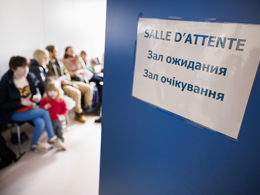 Des réfugiés ukrainiens attendent leur tour dans le cadre de la procédure d&#039;enregistrement.