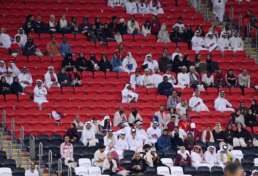 FUSSBALL WM 2022 VORRUNDE GRUPPE A - EROEFFNUNGSSPIEL: Katar - Ecuador 20.11.2022 Viele Zuschauer haben das Stadion sehr frueh verlassen *** FOOTBALL WORLD CUP 2022 PRE-ROUND ROUND GROUP A EROEFENING ...