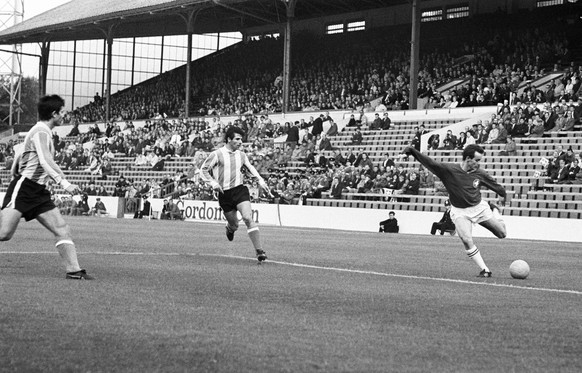 Der Schweizer Mittelfeldspieler Koebi Kuhn spielt eine Flanke aufs argentinische Tor im Spiel Schweiz-Argentinien an der Fussball-Weltmeisterschaft 1966 in England am 19. Juli 1966 im Hillsborough-Sta ...