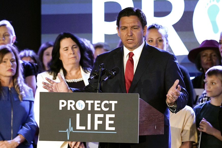 Le gouverneur de la Floride, Ron DeSantis, s'adresse à ses partisans avant de signer la loi interdisant l'avortement à 15 semaines, ce jeudi dans la ville de Kissimmee, aux Etats-Unis.