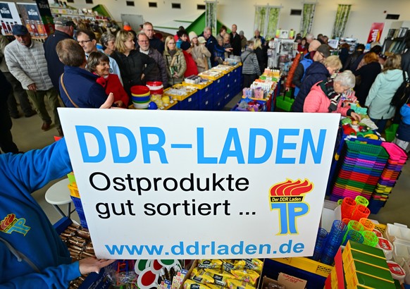10.11.2023, Th�ringen, Erfurt: Ein gro�es Sortiment an traditionellen Produkten werden im DDR-Laden w�hrend der &quot;Ostpro Erfurt 2023&quot; verkauft. Die nach Veranstalterangaben gr��te Verkaufs- u ...