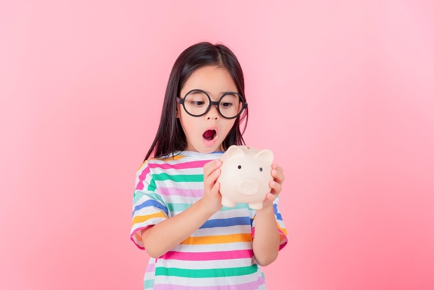 Les enfants romands touchent leur argent de poche plus tard et en moindre montant que leurs homologues alémaniques, selon un sondage Postfinance de mai 2025.
