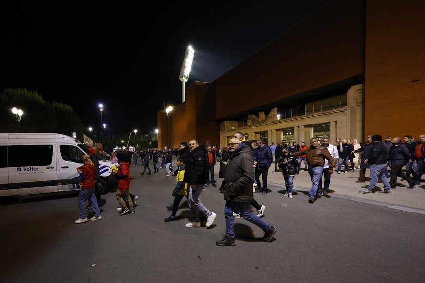 Des supporters, en train de quitter le stade.