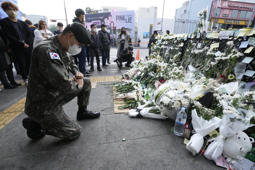 Un soldat de l'armée sud-coréenne rend hommage aux victimes de la bousculade mortelle survenue à Séoul.