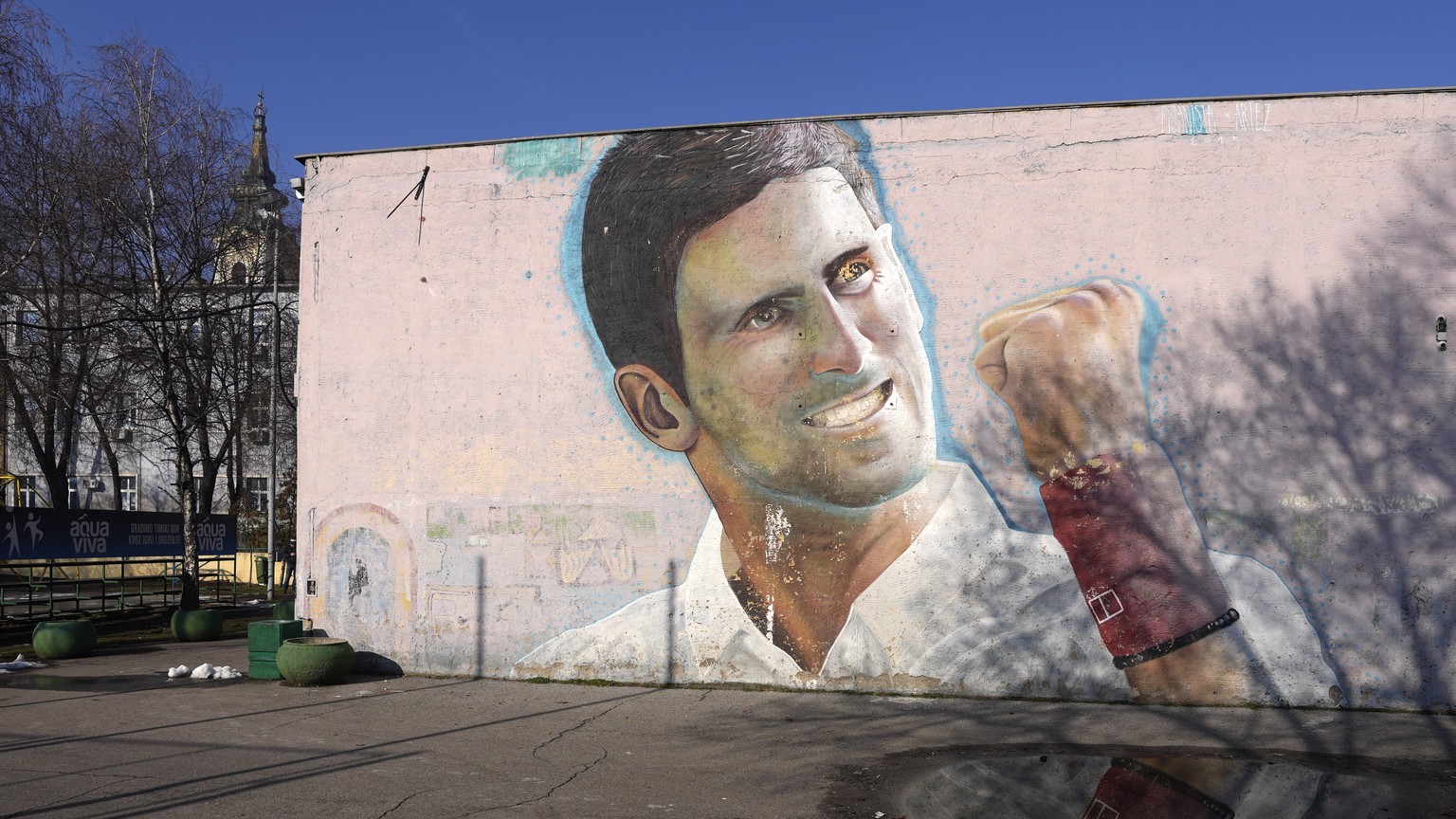 Chez lui, en Serbie, les gens soutiennent Novak Djokovic: fresque murale en son honneur à Belgrade.