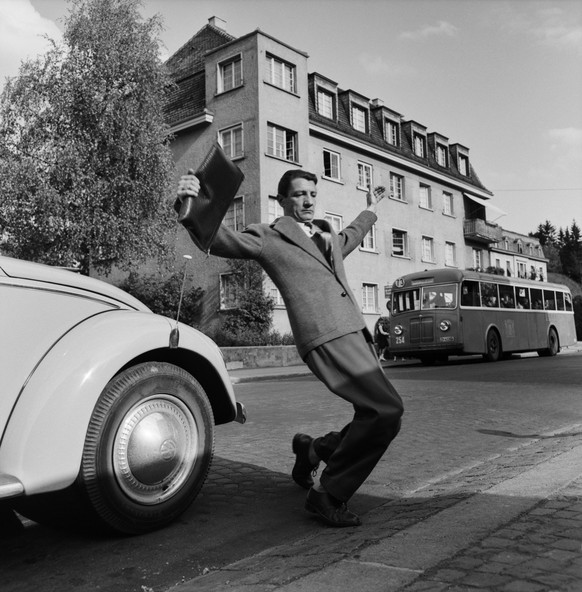 «Oups, c&#039;était limite!» - Photo prise en mai 1957 à Zurich, où un homme est presque renversé par une voiture.