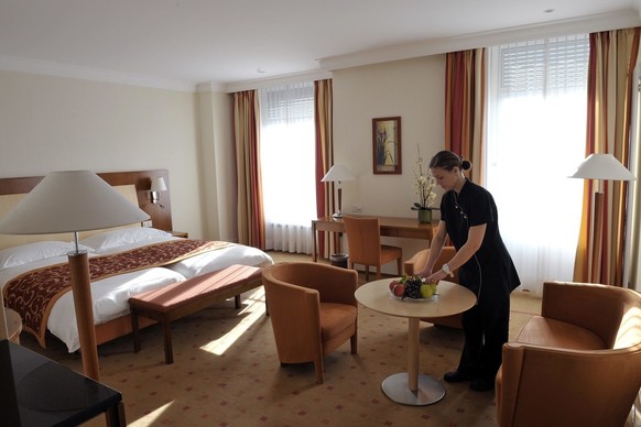 Une femme de chambre dans une des chambre de l&amp;#039;Hotel de la Paix a Lausanne, ce mercredi 15 decembre 2010. L&amp;#039;hotel de la Paix fete ses 100 ans d&amp;#039;existence au centre de Lausan ...