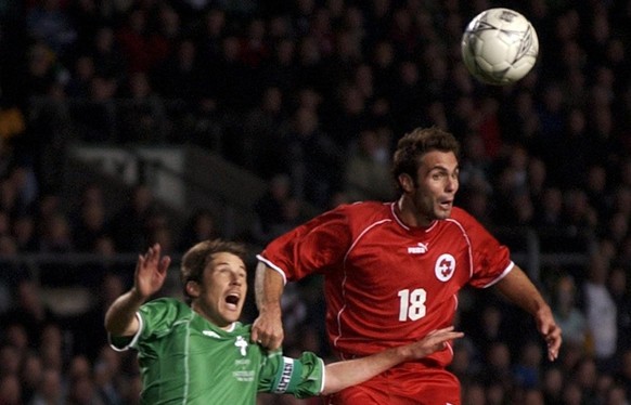 Der eingewechselte Leonard Thurre, rechts, im Kampf um den Ball mit dem Iren Kenny Cunningham, links, beim Fussball EM-Qualifikationsspiel zwischen Irland und der Schweiz, am Mittwoch, 16. Oktober 200 ...