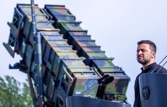 ARCHIV - 11.06.2024, Mecklenburg-Vorpommern, ---: Wolodymyr Selenskyj, Präsident der Ukraine, steht bei einem Besuch der Ausbildung von ukrainischen Soldaten vor dem Flugabwehrraketensystem «Patriot»  ...