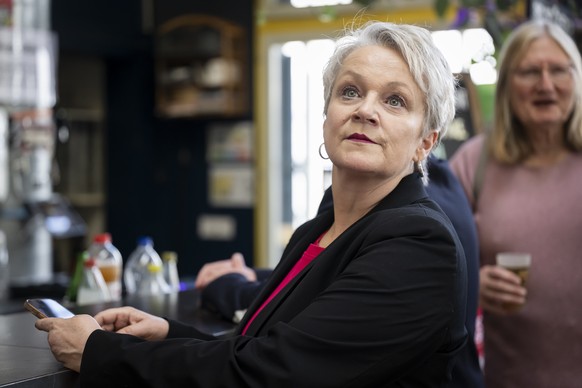 La candidate au Conseil d&#039;Etat Neuchatelois Florence Nater (Parti socialiste, PS), regarde les resultats dans le Stamm du PS, lors du premier tour de l&#039;election au Conseil d&#039;Etat des el ...
