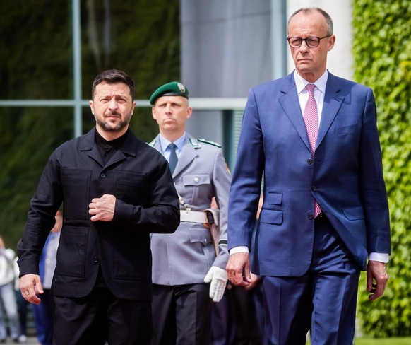 epa12140229 German Chancellor Friedrich Merz (R) welcomes Ukrainian President Volodymyr Zelensky (L) with military honors at the Chancellery in Berlin, Germany, 28 May 2025. EPA/CLEMENS BILAN