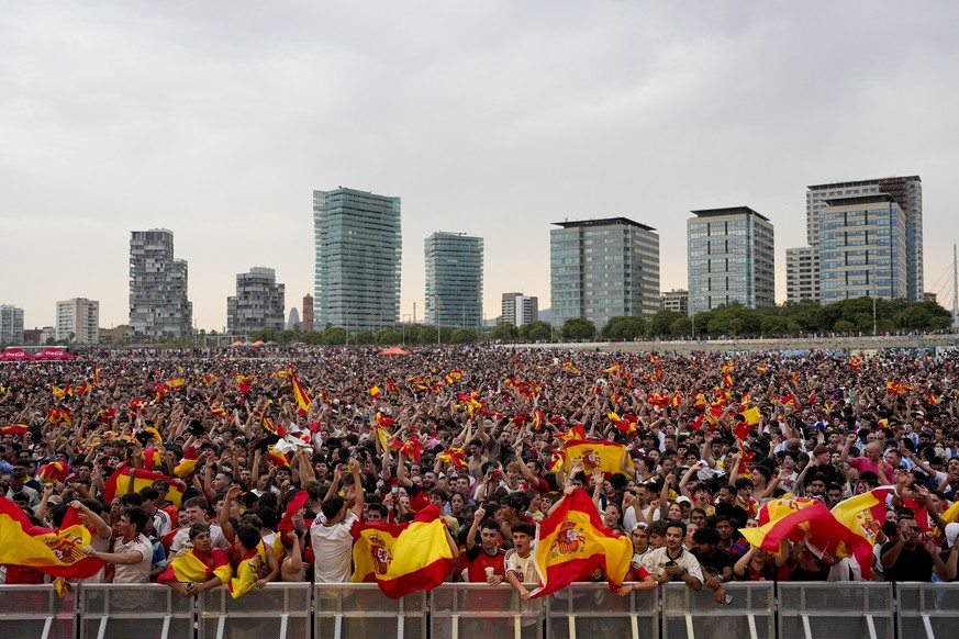 epaselect epa13120902 Fans await the start of the 2026 World Cup final between the national teams of Spain and Argentina at the Barcelona Forum, Spain, 19 July 2026. EPA/Alejandro Garcia