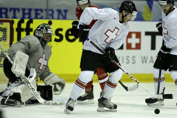 Switzerland&amp;#039;s Thibaut Monnet controls the puck, during a training session at the IIHF Ice Hockey World Championships at the Hovet Arena in Stockholm, Sweden, on Saturday, 4 May 2013. (KEYSTON ...