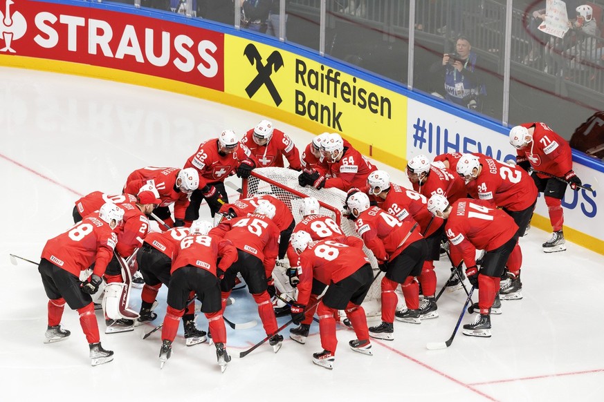 Switzerland&#039;s players huddle, prior the IIHF 2023 World Championship preliminary round group B game between Switzerland and Slovenia, at the Riga Arena, in Riga, Latvia, Saturday, May 13, 2023. ( ...